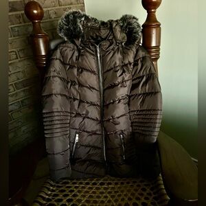 Snobbish ladies long zippered short coat size large XL